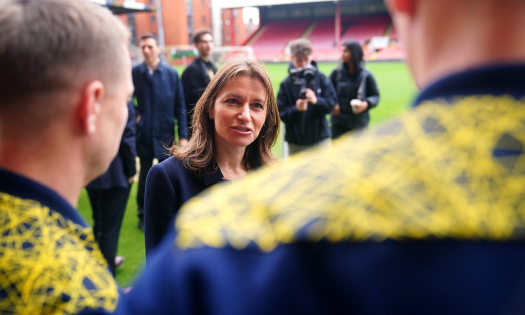 Lucy Frazer, bộ trưởng Bộ Văn hóa, Truyền thông và Thể thao, tại sân vận động của Leyton Orient vào tháng Ba, khi dự luật quản lý bóng đá được công bố.